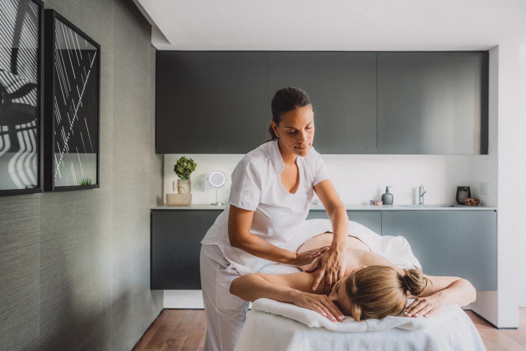 Sls Buenos Aires Puerto Madero Hotel Ngoại thất bức ảnh A massage therapist treating a patient