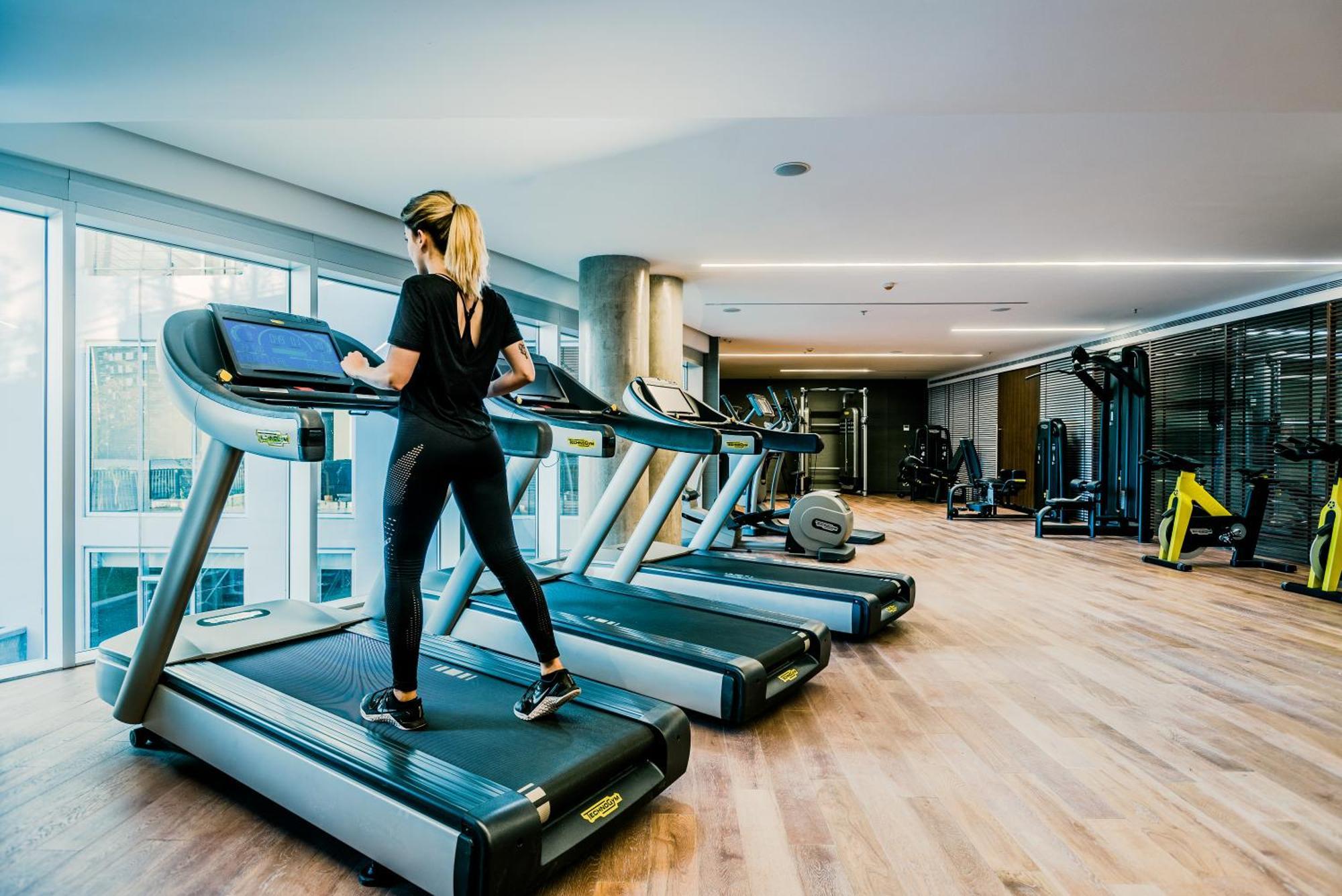 Sls Buenos Aires Puerto Madero Hotel Ngoại thất bức ảnh A woman on a treadmill