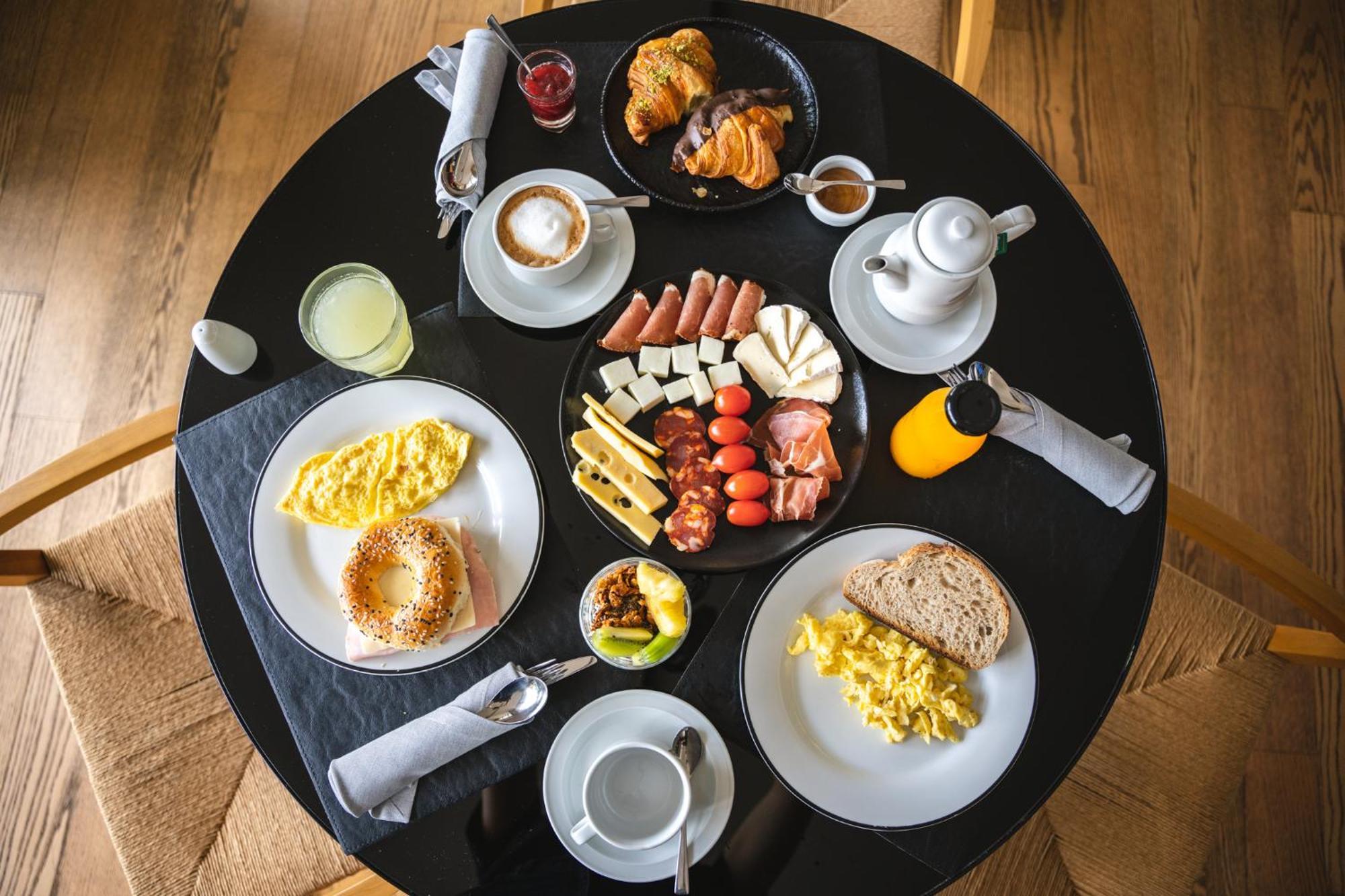 Sls Buenos Aires Puerto Madero Hotel Ngoại thất bức ảnh A typical breakfast in the UK