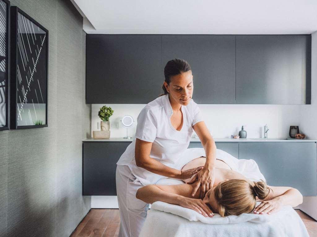 Sls Buenos Aires Puerto Madero Hotel Tiện nghi bức ảnh A massage therapist treating a patient