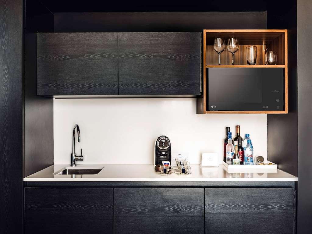 Sls Buenos Aires Puerto Madero Hotel Phòng bức ảnh A wet bar in a hotel room