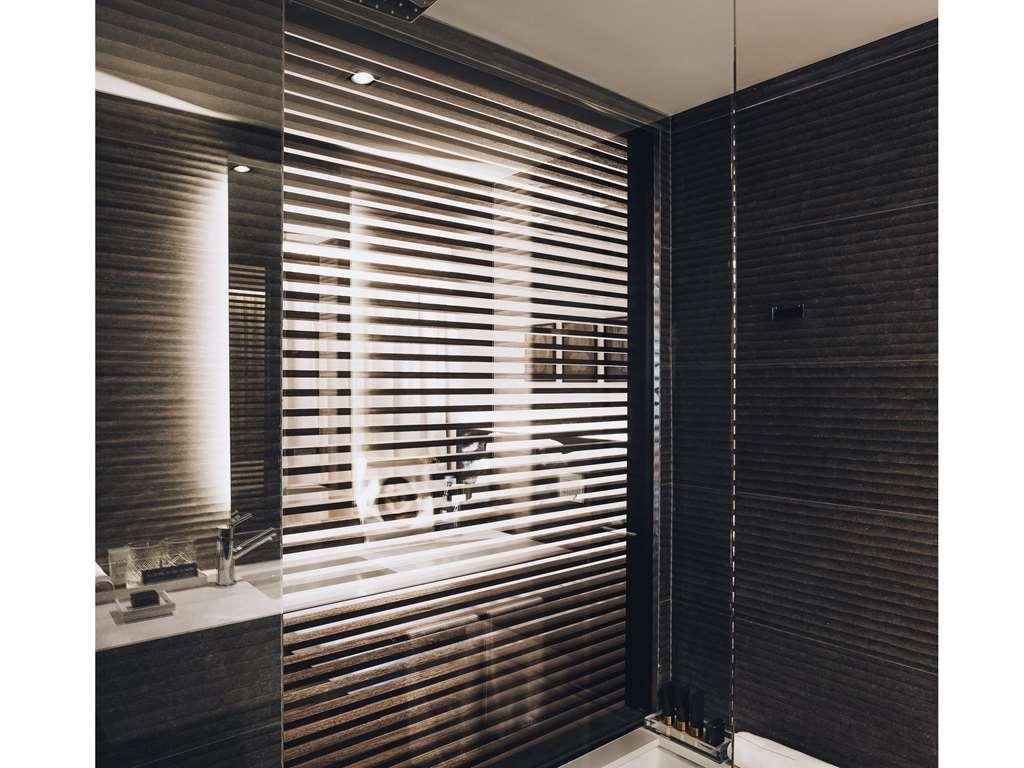 Sls Buenos Aires Puerto Madero Hotel Phòng bức ảnh A shower enclosure with a fixed glass panel